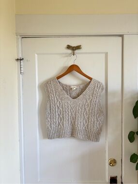Kaisley Sleeveless Cropped Cable Knit Sweater Vest Gray Cream Medium
